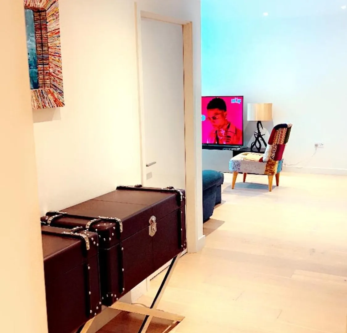 Apartment Luxe 2 Bedroom And Sofa Bed - Up To 6 Guests London