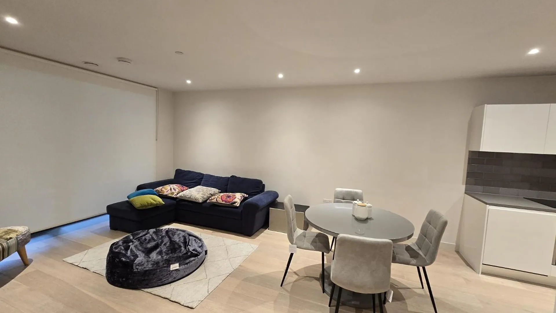 Luxe 2 Bedroom And Sofa Bed - Up To 6 Guests contacts